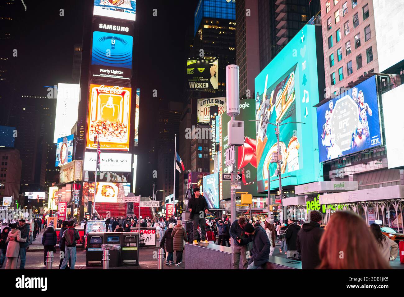 New York City, NY, États-Unis - 10 décembre 2025 : touriste Explorez la célèbre Times Square au cœur de Manhattan la nuit. Banque D'Images