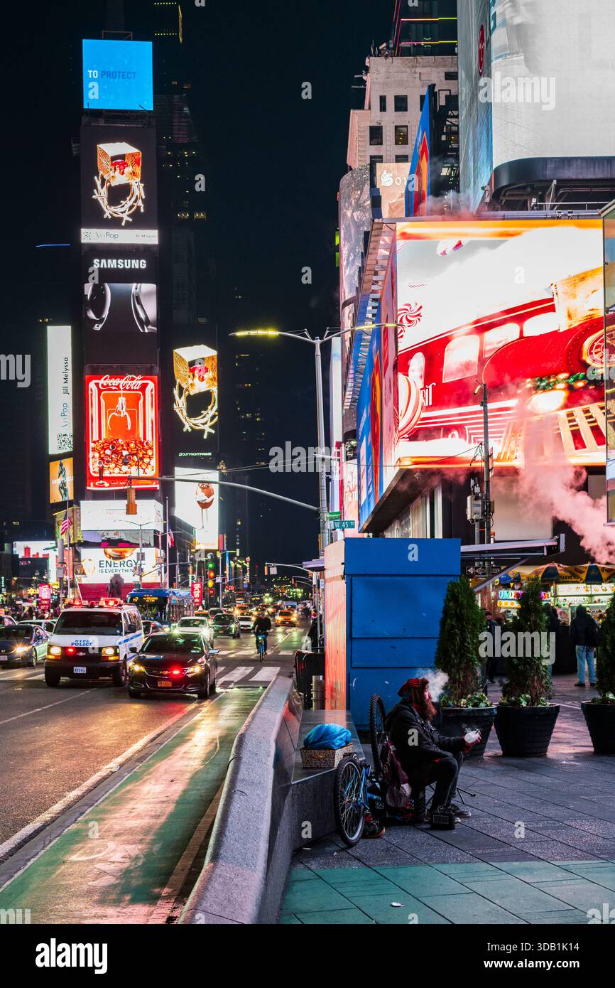 New York City, NY, États-Unis - 10 décembre 2025 : touriste Explorez la célèbre Times Square au cœur de Manhattan la nuit. Banque D'Images