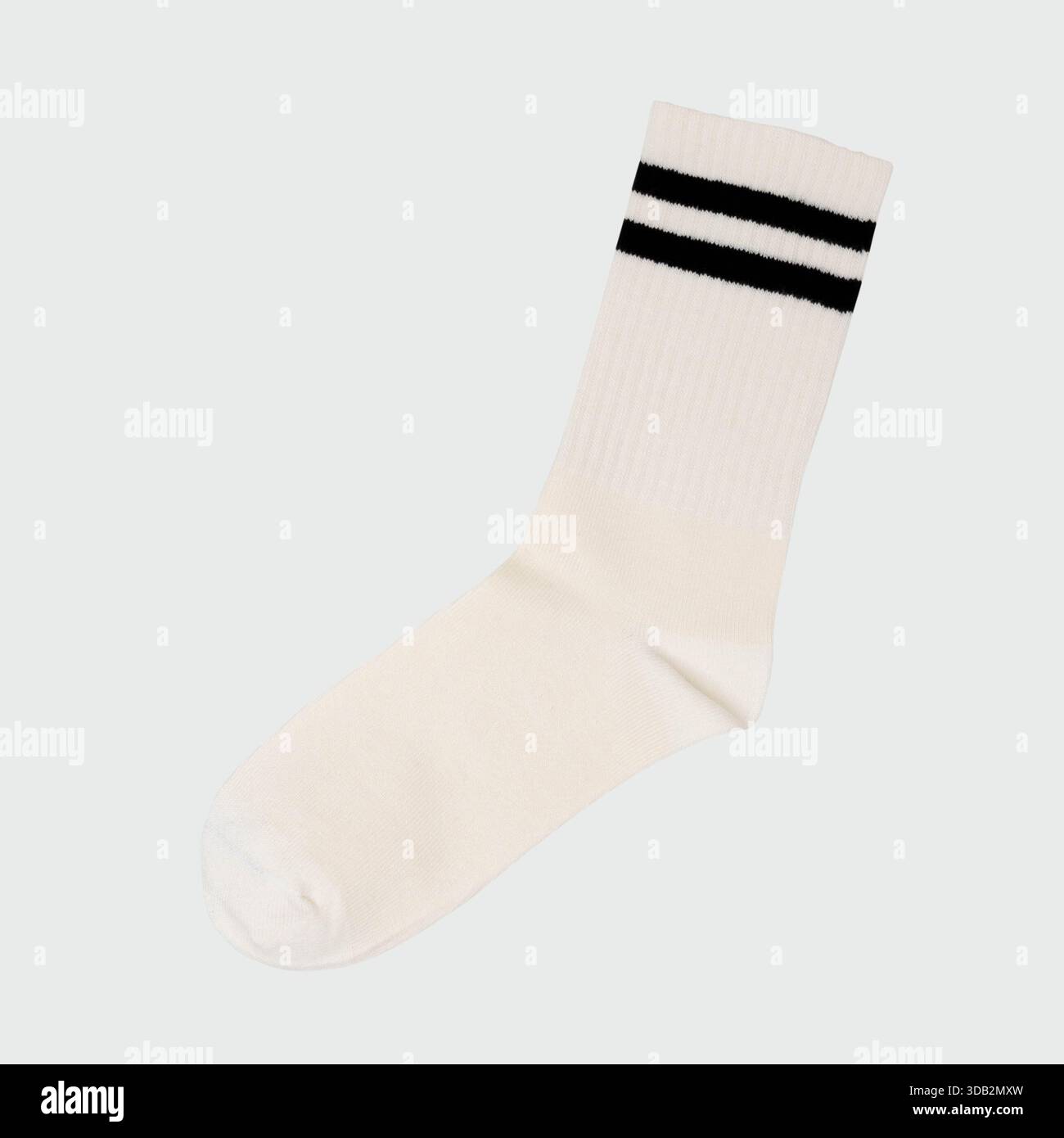 Chaussette blanche à rayures noires isolée sur fond clair Banque D'Images