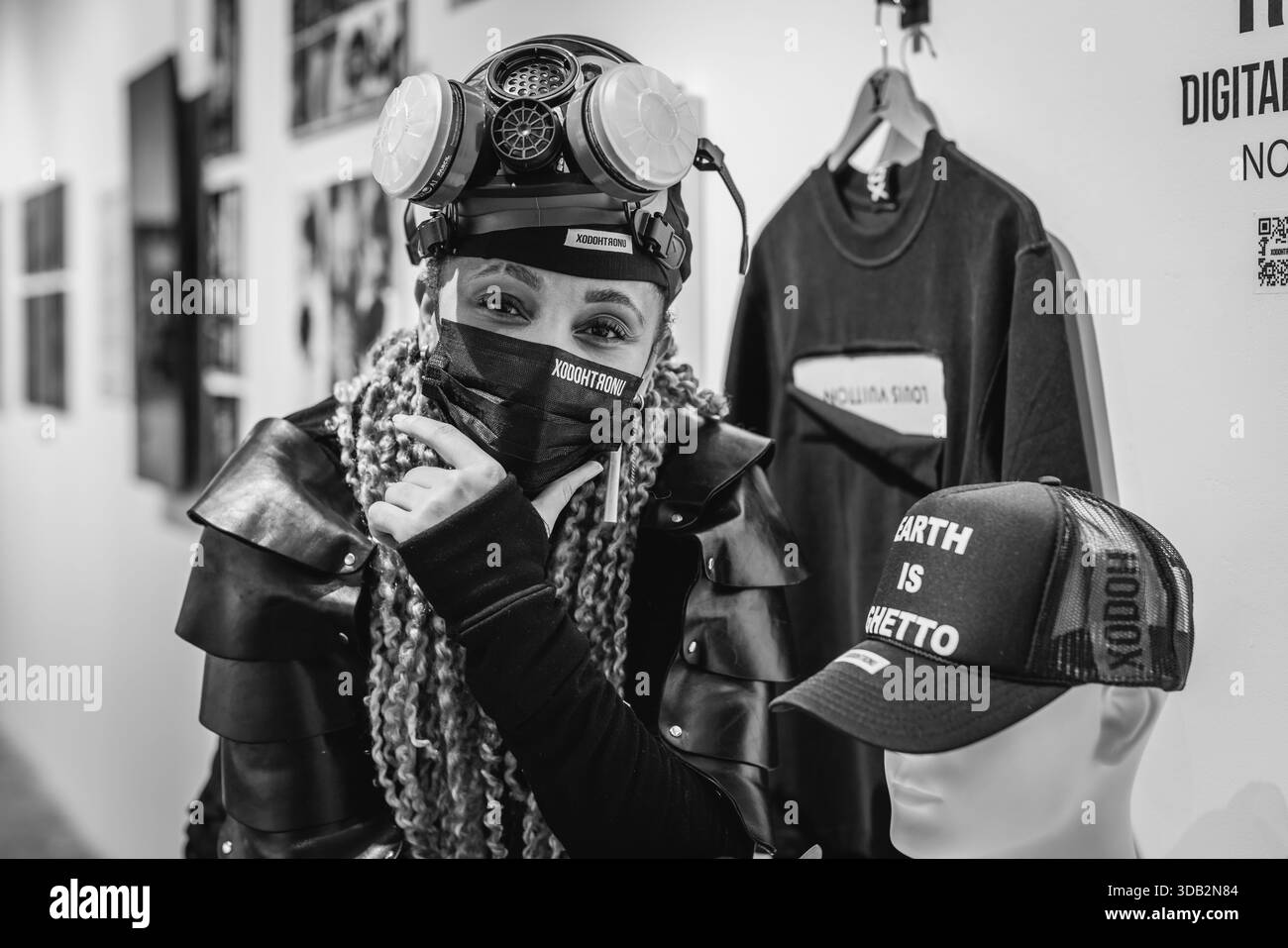 Artiste 3D et coiffeuse virtuelle, Xodohtronu avec certains de ses produits uniques à l'exposition Black Lines of Code à Londres. Banque D'Images