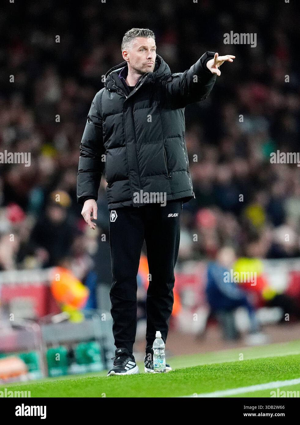 Rob Edwards, manager des Wolverhampton Wanderers, fait un geste sur la ligne de touche lors du match de premier League à l'Emirates Stadium de Londres. Date de la photo : samedi 13 décembre 2025. Banque D'Images