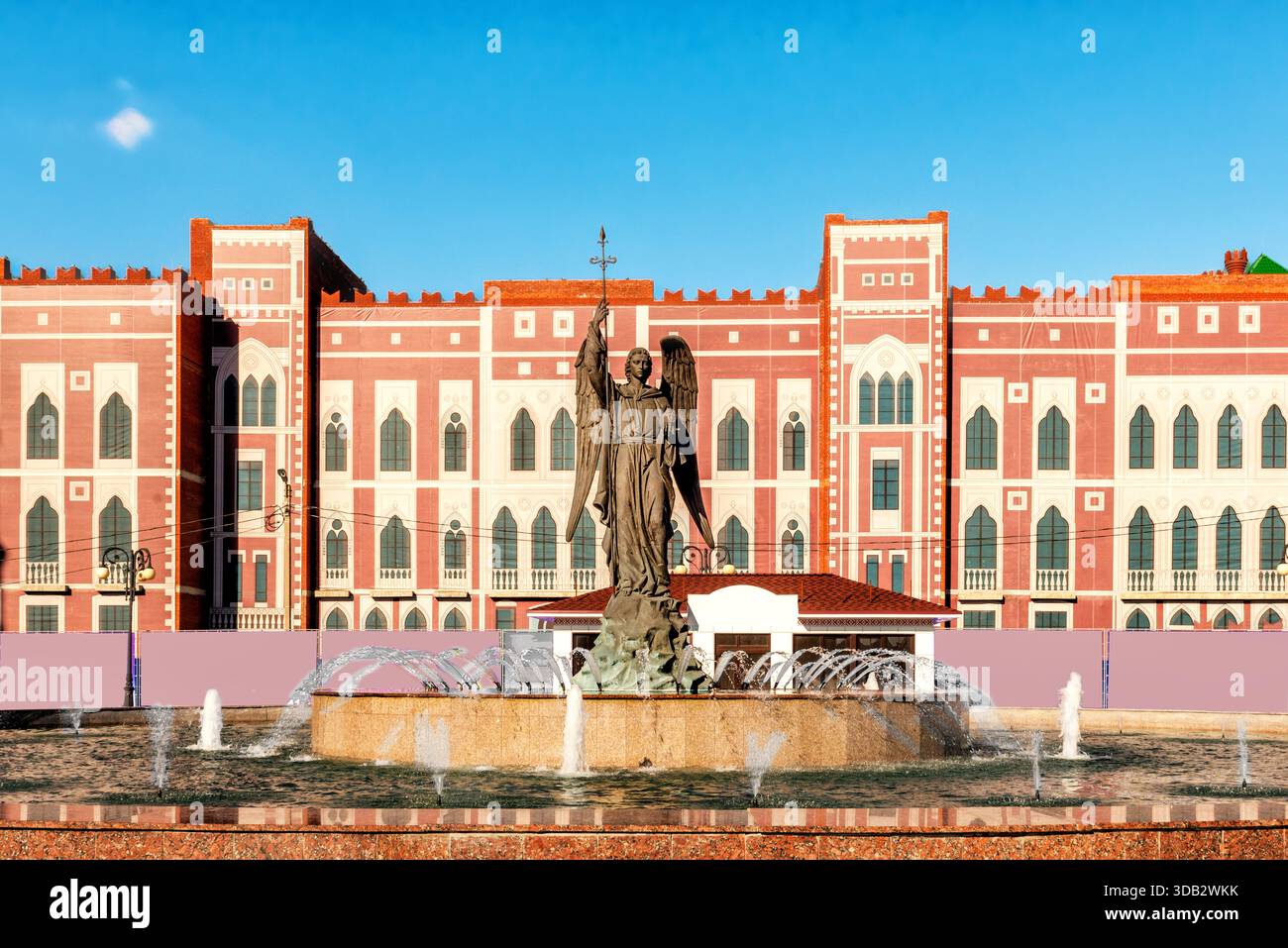 Fontaine avec une sculpture de l'Archange Gabriel dans la ville de Yoshkar-Ola. Banque D'Images