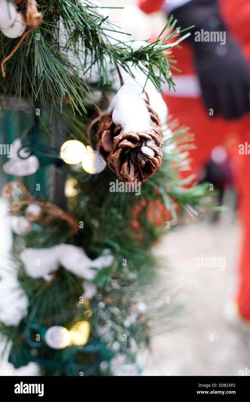 Course caritative du Père Noël avec coureurs en costumes de Père Noël - course festive et course communautaire Banque D'Images
