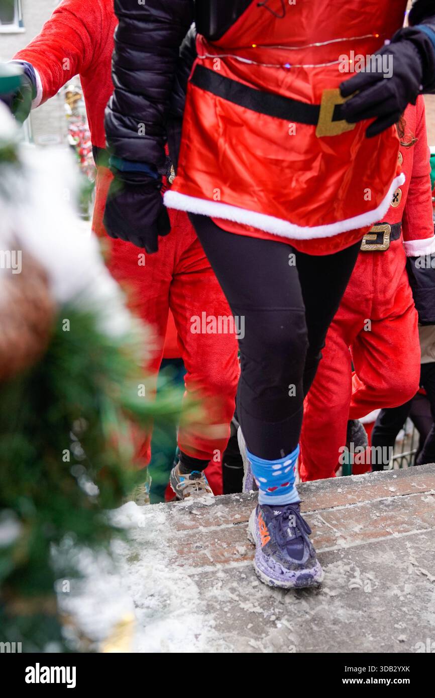 Course caritative du Père Noël avec coureurs en costumes de Père Noël - course festive et course communautaire Banque D'Images