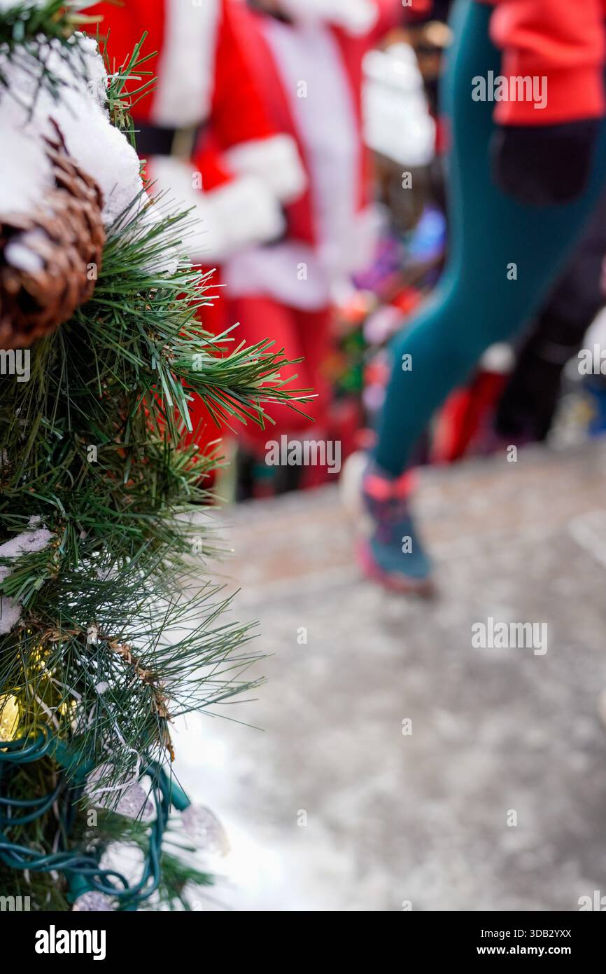 Course caritative du Père Noël avec coureurs en costumes de Père Noël - course festive et course communautaire Banque D'Images