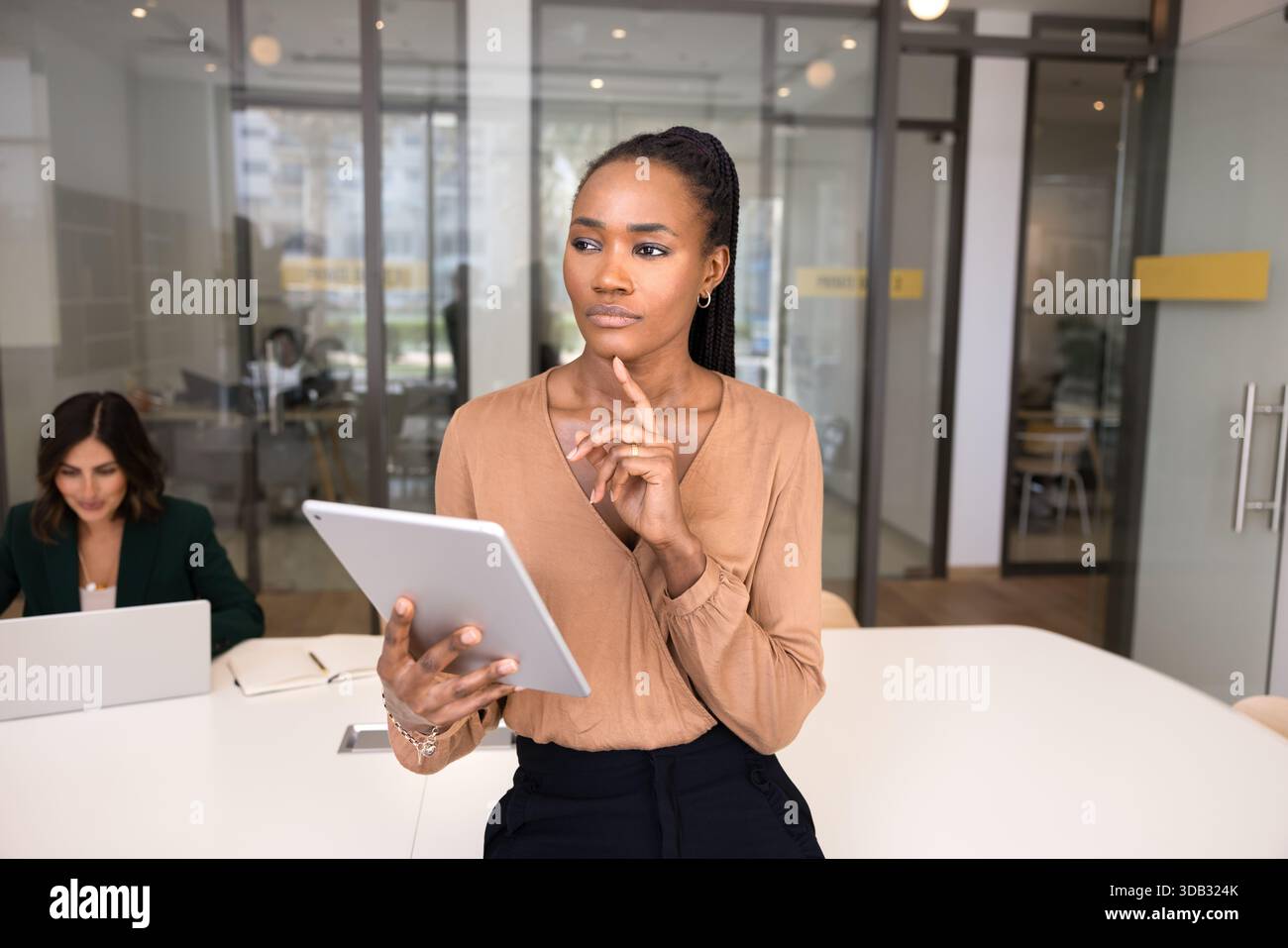 Pensive jeune femme d'affaires noire pensant à un projet futur Banque D'Images