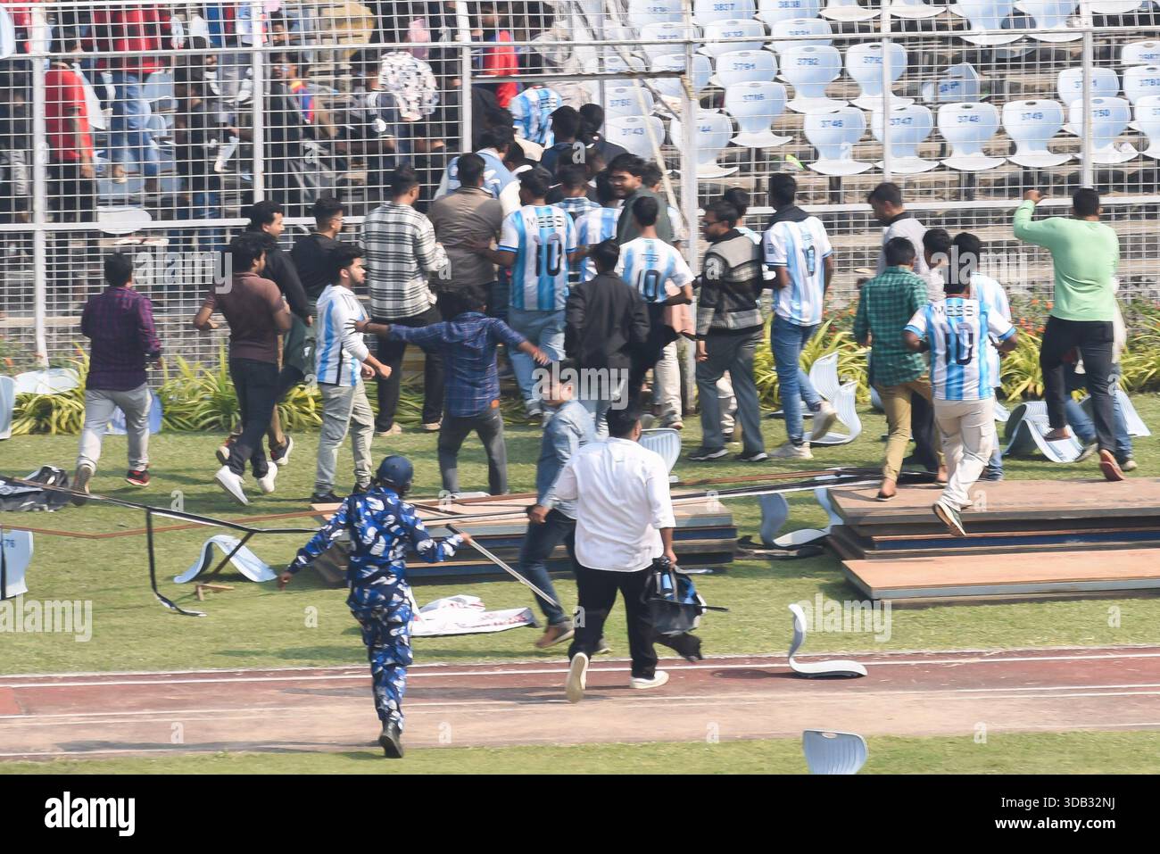Kolkata, Inde. 13 décembre 2025. L'icône du football argentin Lionel Messi termine sa tournée Whirlwind India au Vivekananda Yuva Bharati Krirangan, Kolkata, le 13 décembre 2025. La police anti-émeute et les fans sont vus sur le terrain après son départ. Photo de Debajyoti Chakraborty.(photo : Debajyoti Chakraborty/News images) à Kolkata, Inde le 13/12/2025. (Photo de Debajyoti Chakraborty/News images/Sipa USA) crédit : Sipa USA/Alamy Live News Banque D'Images