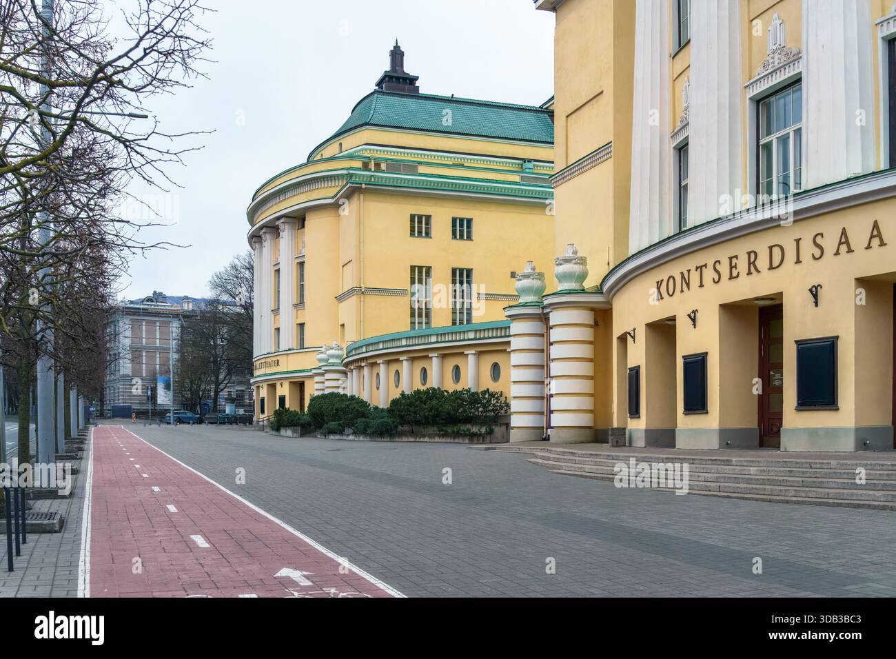 Tallinn, Estonie - 03 décembre 2025 : vue du bâtiment Kontserdisaal à Tallinn, Estonie, mettant en valeur son architecture jaune et sa rue calme SC Banque D'Images