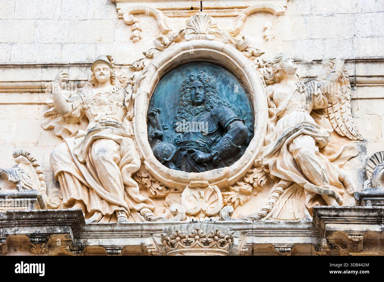 Relief en bronze d'Antonio Manoel de Vilhena sur la façade du Palais de Vilhena abritant le Musée National d'histoire naturelle, Mdina, Malte, Méditerranée Banque D'Images