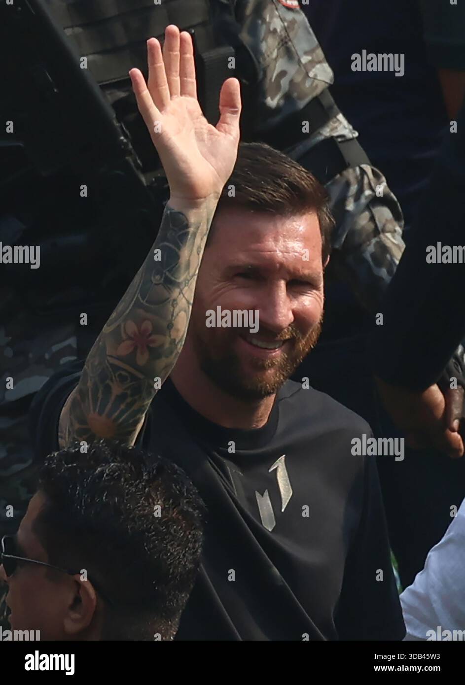 Kolkata, Bengale occidental, Inde. 13 décembre 2025. L'icône Argentine du football Messi agite sa main lors de la tournée indienne de Lionel Messi à Vivekananda Yuva Bharati Krirangan à Kolkata, en Inde, le 13 décembre 2025. (Crédit image : © Rupak de Chowdhuri/ZUMA Press Wire) USAGE ÉDITORIAL SEULEMENT ! Non destiné à UN USAGE commercial ! Banque D'Images