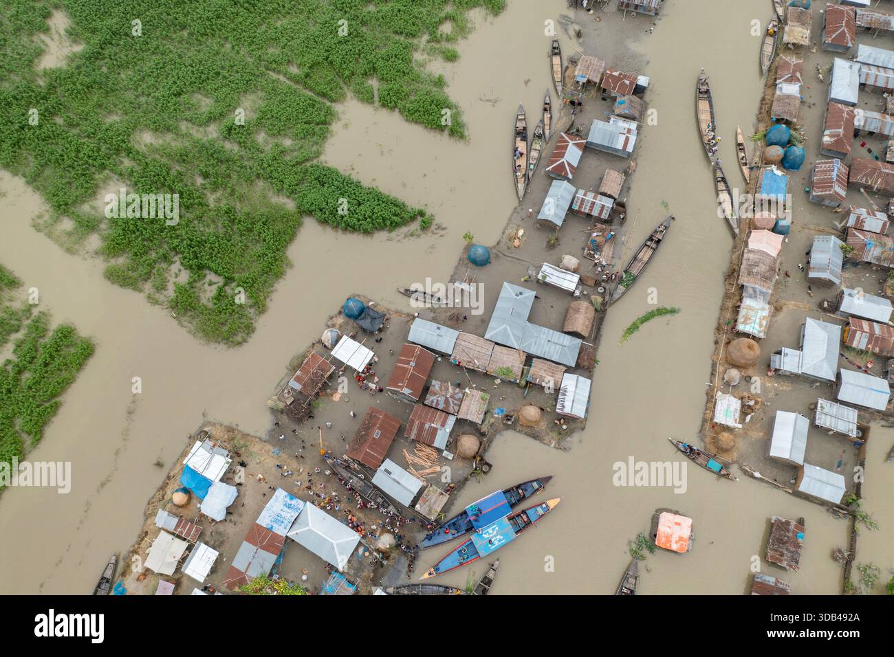 Une vue aérienne des vastes plaines touchées par les inondations le long du lit de Jamuna à Sariakandi à Bogura, au Bangladesh. Banque D'Images
