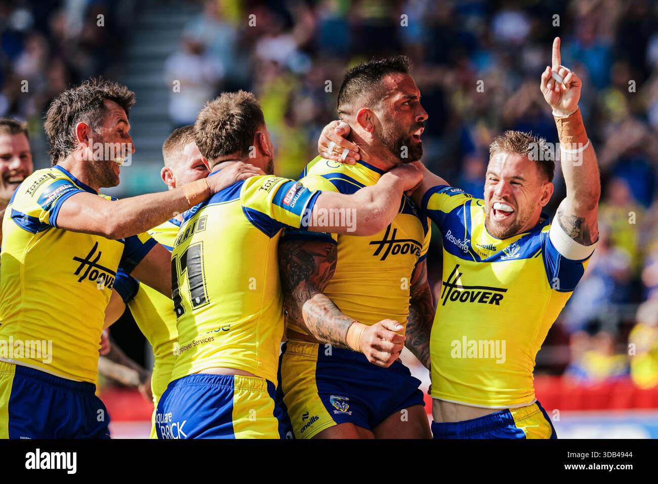 Photo Alex Whitehead/SWpix.com - 11/05/2025 - Rugby League - demi-finale de la Betfred Challenge Cup - Warrington Wolves vs Leigh Leopards - Totally Wicked Stadium, St Helens, Angleterre - Paul Vaughan de Warrington célèbre avec Matt Dufty, Stefan Ratchford, Luke Yates et Ben Currie après avoir marqué un essai. - ( projet d'été de la ligue ) Banque D'Images