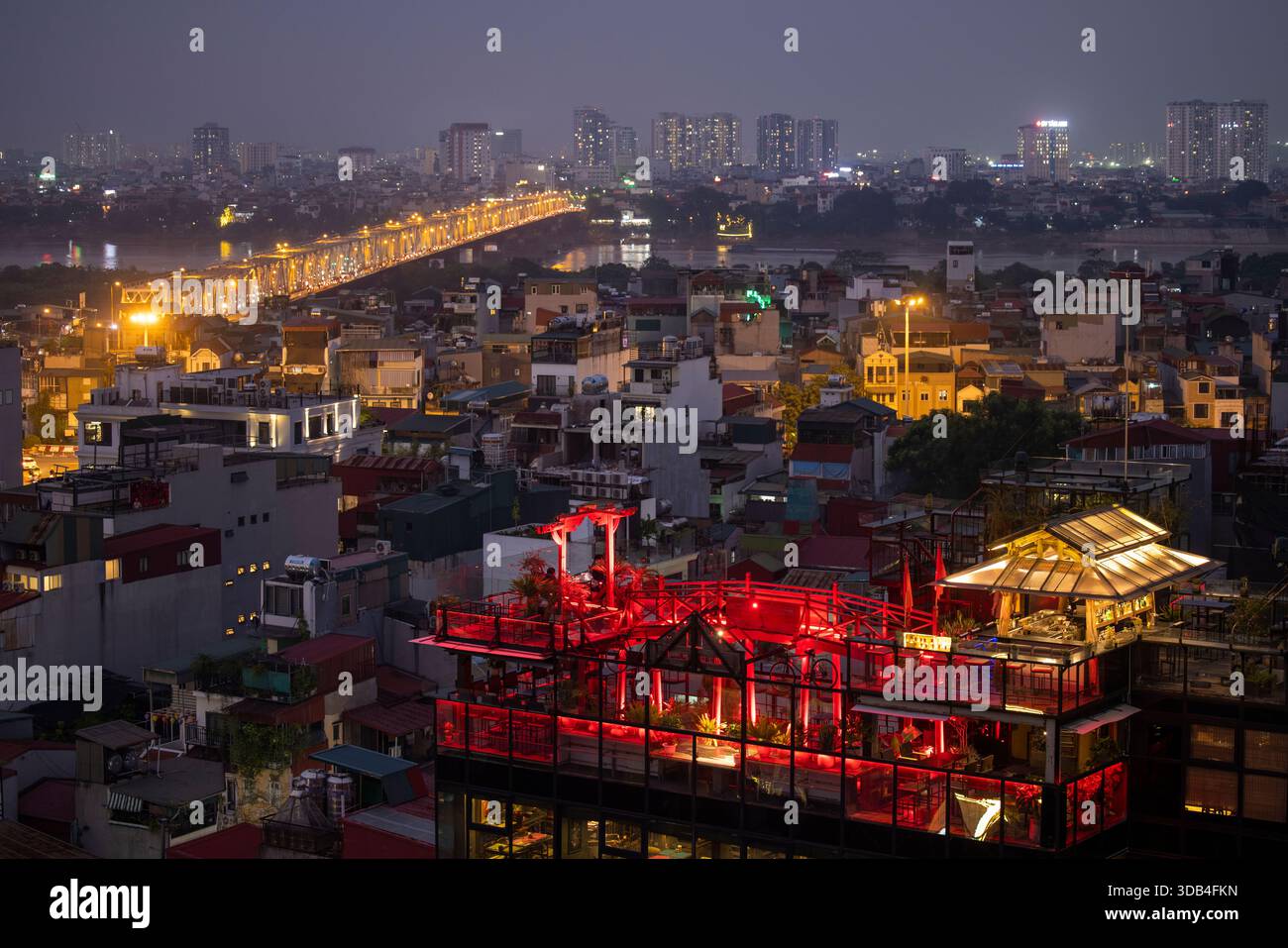 Vue depuis le Skyline Lounge bar sur le toit de l'Hôtel Hanoi tirant au crépuscule, surplombant les toits des bâtiments dans le vieux quartier, Hanoi, Hanoi Cap Banque D'Images