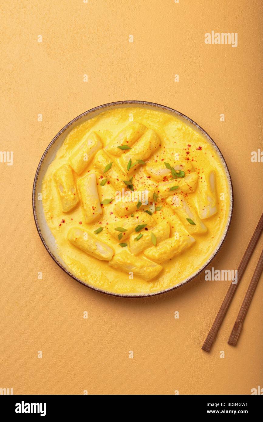 Gâteaux de riz coréen tteokbokki dans une sauce crémeuse au fromage Banque D'Images