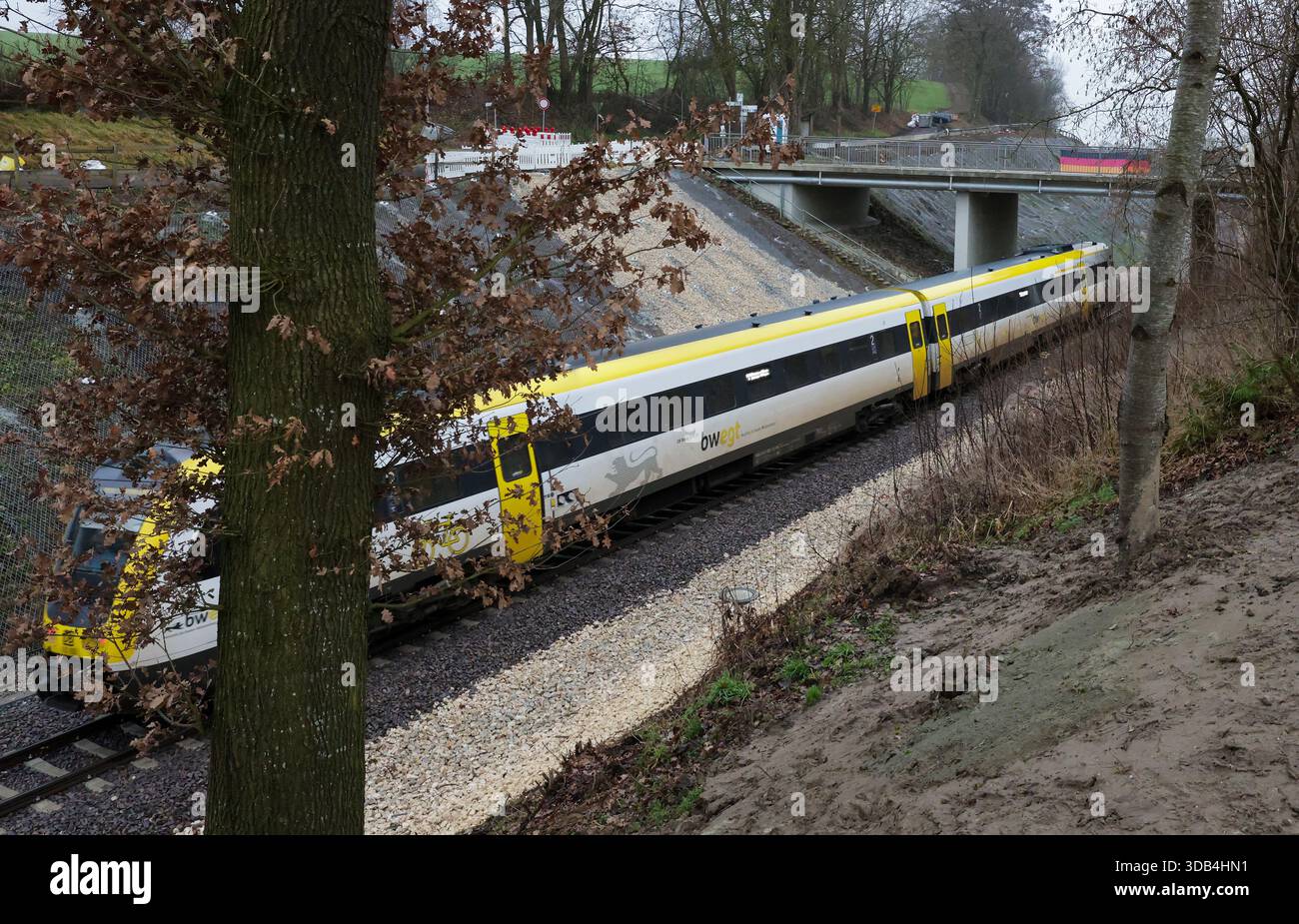 Riedlingen, Allemagne. 14 décembre 2025. Le train régional RE55 passe sur les lieux de l'accident entre les districts de Zwiefaltendorf et Zell. Plus de quatre mois après le grave accident de train qui a fait trois morts et des dizaines de blessés, les trains circulent à nouveau sur la ligne de chemin de fer touchée. Crédit : Thomas Warnack/dpa/Alamy Live News Banque D'Images