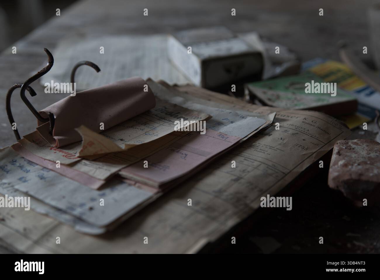 Ledgers poussiéreux et anneaux rouillés dans une chocolaterie abandonnée - documents oubliés et désintégration industrielle Banque D'Images