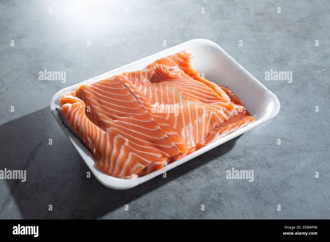 Une vue d'un récipient en mousse de peau de saumon. Banque D'Images