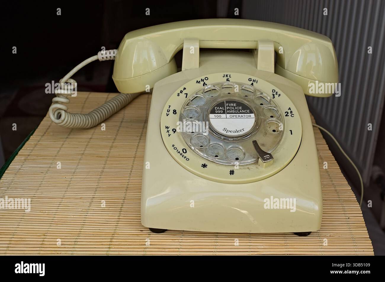 Téléphone à cadran rotatif de style rétro dans la maison Banque D'Images