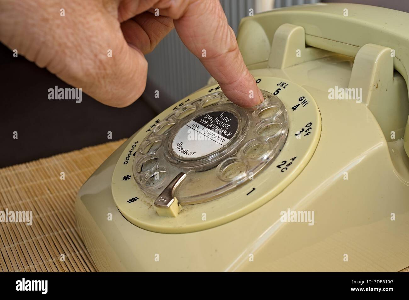 numérotation digitale un téléphone à cadran rotatif de style rétro dans la maison Banque D'Images