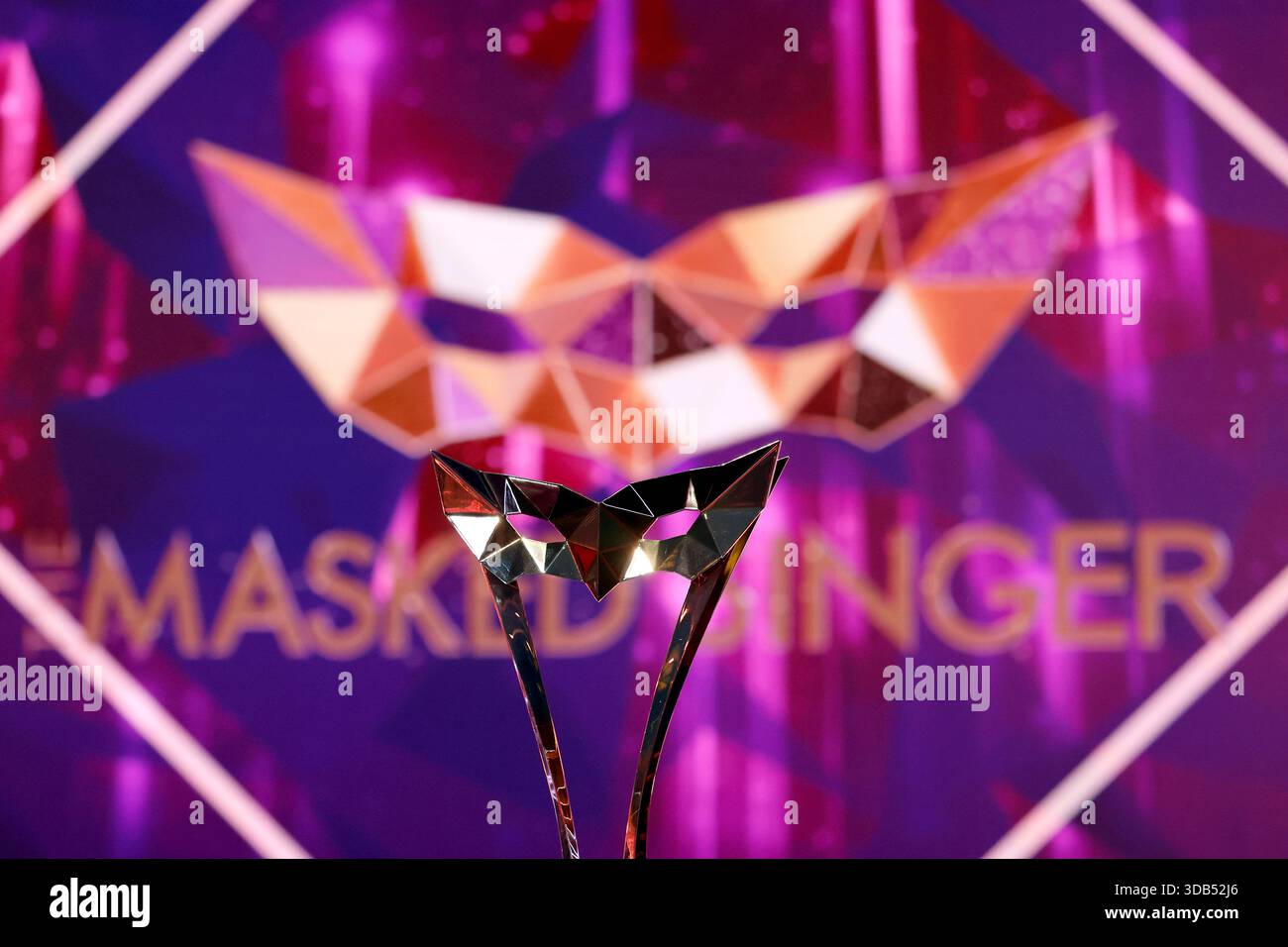 Die Sieger-Trophäe von Masked Singer in der ProSieben-Show the Masked Singer in den MMC-Studios in Ossendorf. Köln, 13.12.2025 NRW Deutschland *** le trophée gagnant de Masked Singer dans le spectacle ProSieben The Masked Singer aux studios MMC à Ossendorf Cologne, 13 12 2025 NRW Allemagne Copyright : xChristophxHardtx Banque D'Images