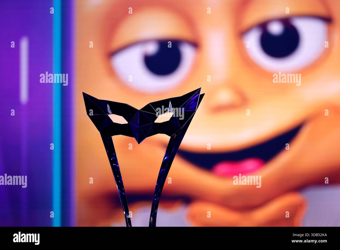 Die Sieger-Trophäe von Masked Singer in der ProSieben-Show the Masked Singer in den MMC-Studios in Ossendorf. Köln, 13.12.2025 NRW Deutschland *** le trophée gagnant de Masked Singer dans le spectacle ProSieben The Masked Singer aux studios MMC à Ossendorf Cologne, 13 12 2025 NRW Allemagne Copyright : xChristophxHardtx Banque D'Images