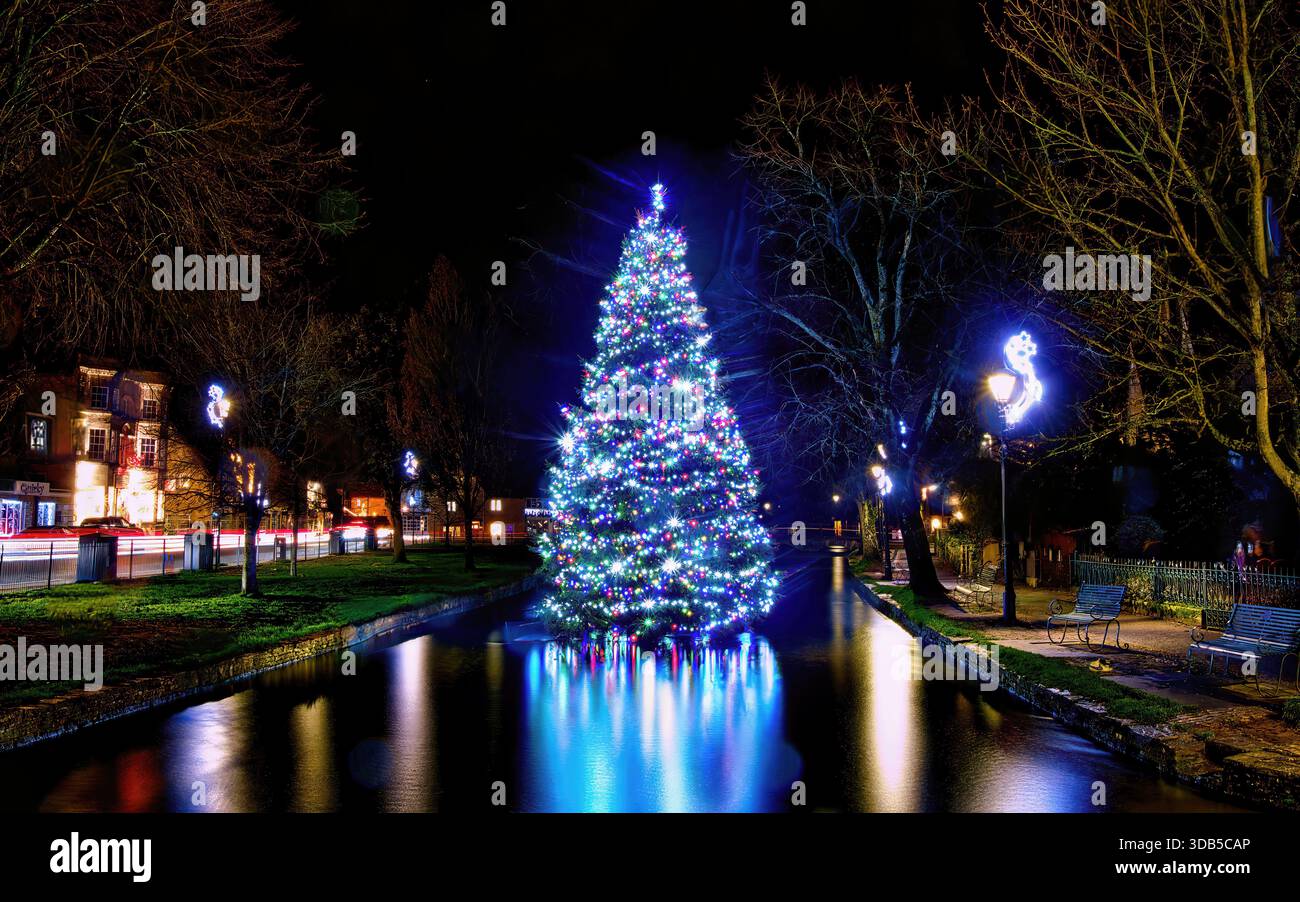L'arbre de Noël situé dans la rivière Windrush dans le magnifique village Cotswolds de Bourton sur l'eau. Banque D'Images