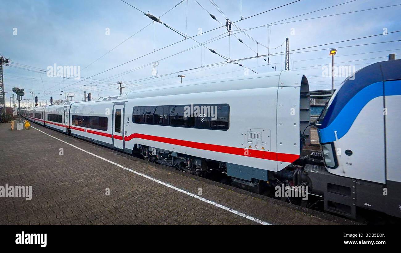 Premiere für den ICE-l zum Fahrplanwechsel AM 14. Dezember 2025. Jungfernfahrt von Berlin Nach Köln. Einfahrt des ersten planmäßig verkehrenden ICE-l nach Hamm HBF. Der Zug ist Barrierefrei, Hamm, Rhénanie-du-Nord-Westphalie, DEU, Deutschland, 14.12.2025 *** première de l'ICE l au changement d'horaire le 14 décembre 2025 Maiden voyage de Berlin à Cologne arrivée de la première ICE l prévue à Hamm HBF le train est sans obstacle, Hamm, Rhénanie du Nord-Westphalie, DEU, Allemagne, 14 12 2025 Banque D'Images