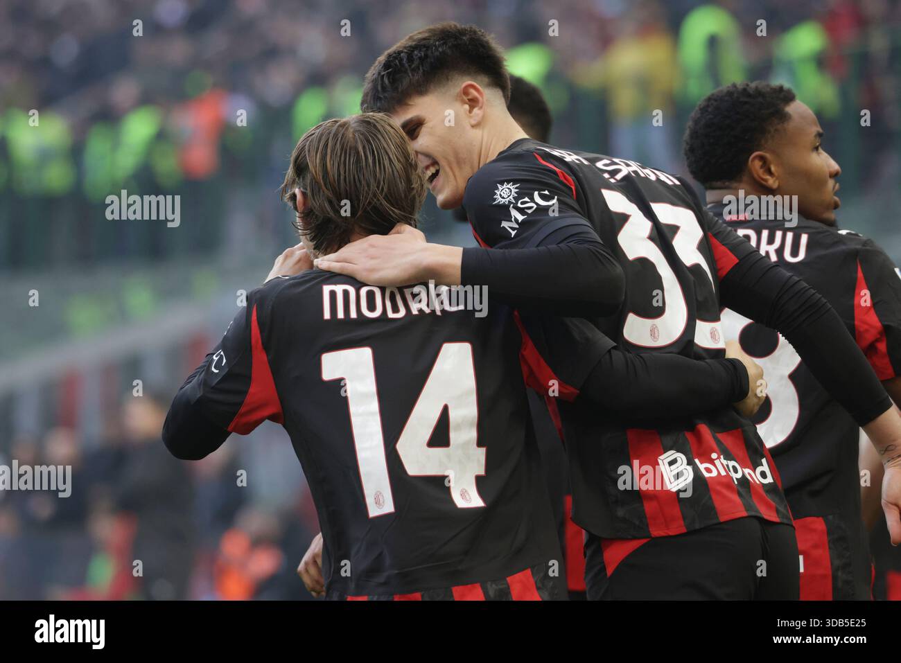 Milan, Italie, 14 décembre 2025. Davide Bartesaghi, Luka Modric célèbre le but lors du match de Serie A entre l'AC Milan et l'US Sassuolo au stade Giuseppe Meazza à Milan, en Italie Banque D'Images