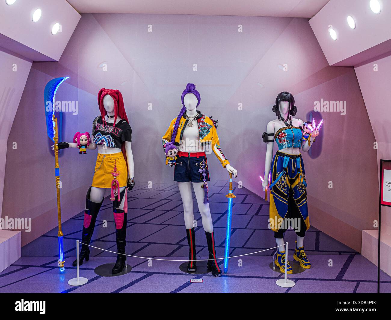 Séoul, Corée du Sud – décembre 2025 : les costumes des personnages de Mira, Rumi Kang et Zoey sont exposés sur la boutique pop-up officielle des chasseurs de démons K-Pop de Netflix Banque D'Images