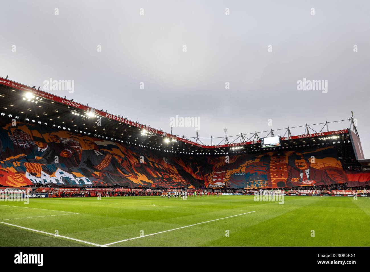 ENSCHEDE - image atmosphérique de l'action de style Art déco célébrant le 700e anniversaire de la ville d'Enschede lors du match néerlandais Eredivisie entre le FC Twente et Go Ahead Eagles au stade de Grolsch Veste le 14 décembre 2025, à Enschede, aux pays-Bas. ANP VINCENT JANNINK Banque D'Images