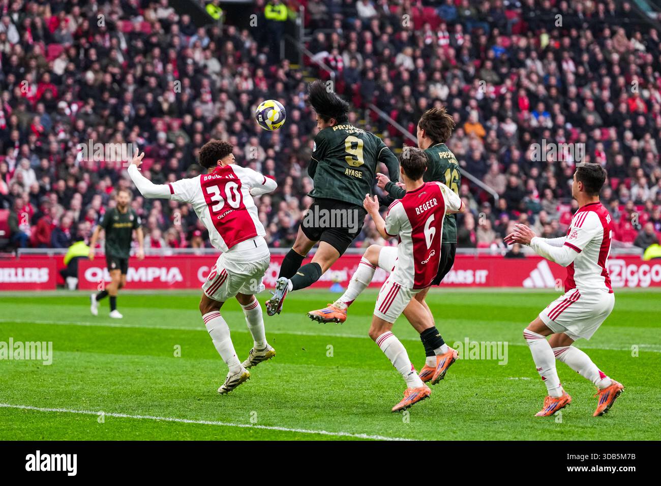Amsterdam, pays-Bas. 14 décembre 2025. Amsterdam - Ayase Ueda de Feyenoord lors de la seizième manche de compétition de la saison Eredivisie 2025/2026. Le match se déroule entre l'AFC Ajax Amsterdam et le Feyenoord Rotterdam au Johan Cruijff Arena le 14 décembre 2025 à Amsterdam, aux pays-Bas. Crédit : Box to Box Pictures/Alamy Live News Banque D'Images