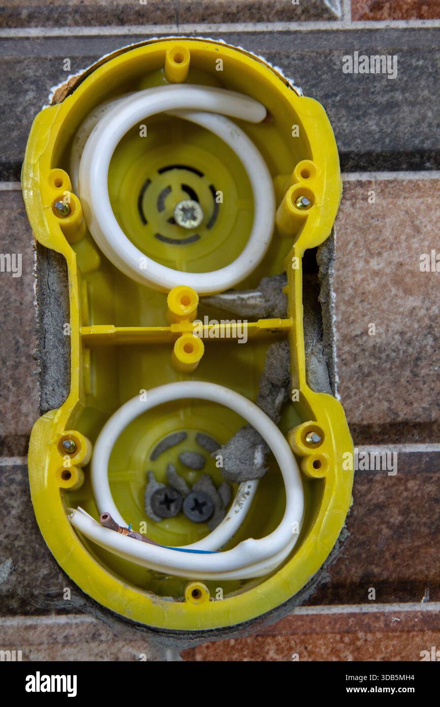 boîte de prise murale avec câble électrique, travaux électriques dans la cuisine Banque D'Images