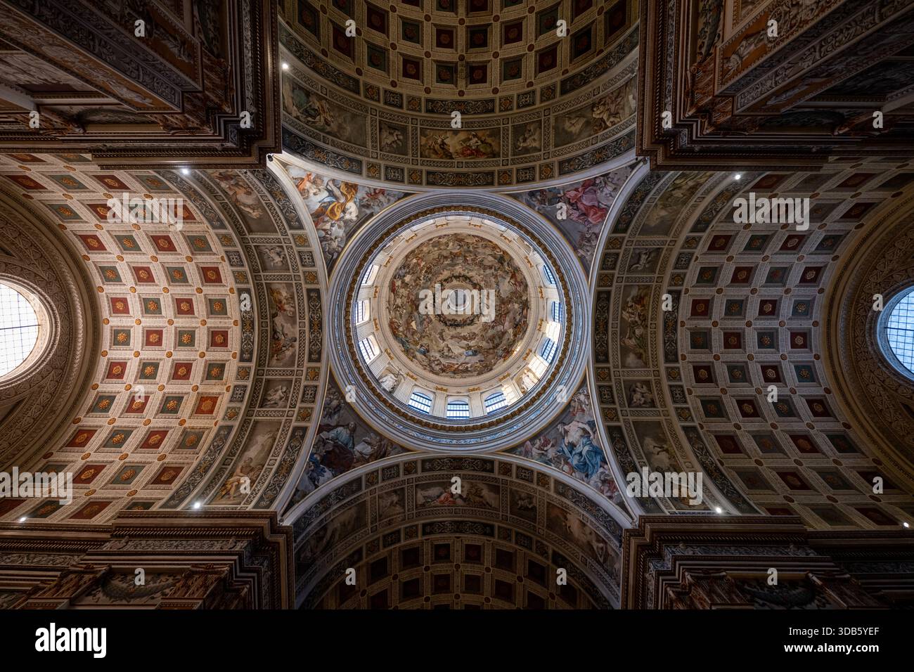 Mantoue, Italie - 25 juillet 2025 : vue vers le haut de la coupole à caissons et des voûtes en tonneau de la Basilique di Sant’Andrea in Mantoua, richement peinte de Renaissance Banque D'Images