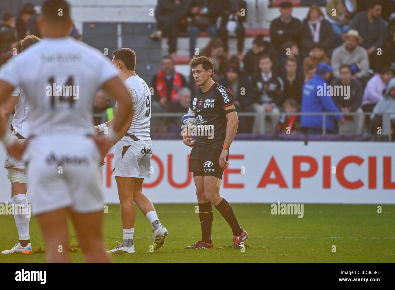 Toulon, France. 14 décembre 2025. Toulon, France. 14 décembre 2025. Baptiste SERIN de Toulon lors du match de la Coupe des Champions EPCR entre Toulon et Bath au stade Felix Mayol le 14 décembre 2025 à Toulon. (Photo par Alexandre Dimou/Alexpress/Icon Sport) crédit : Icon Sport/Alamy Live News crédit : Icon Sport/Alamy Live News Banque D'Images