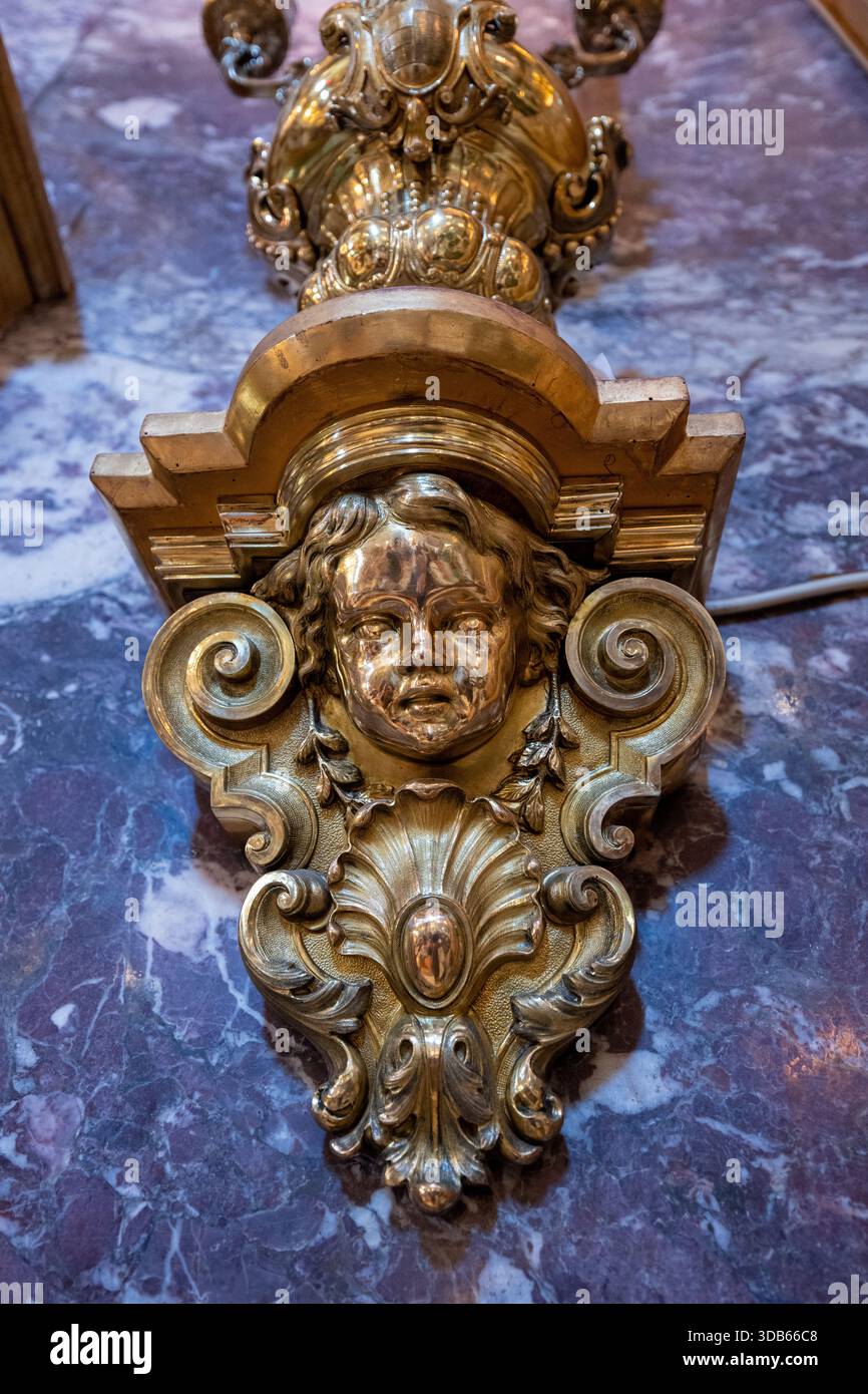 Bologne, Italie - 24 juillet 2025 : ornement de chérubins baroques dorés sur marbre à l'intérieur du Sanctuaire de notre-Dame de San Luca, un grand CHU de pèlerinage bolognais Banque D'Images