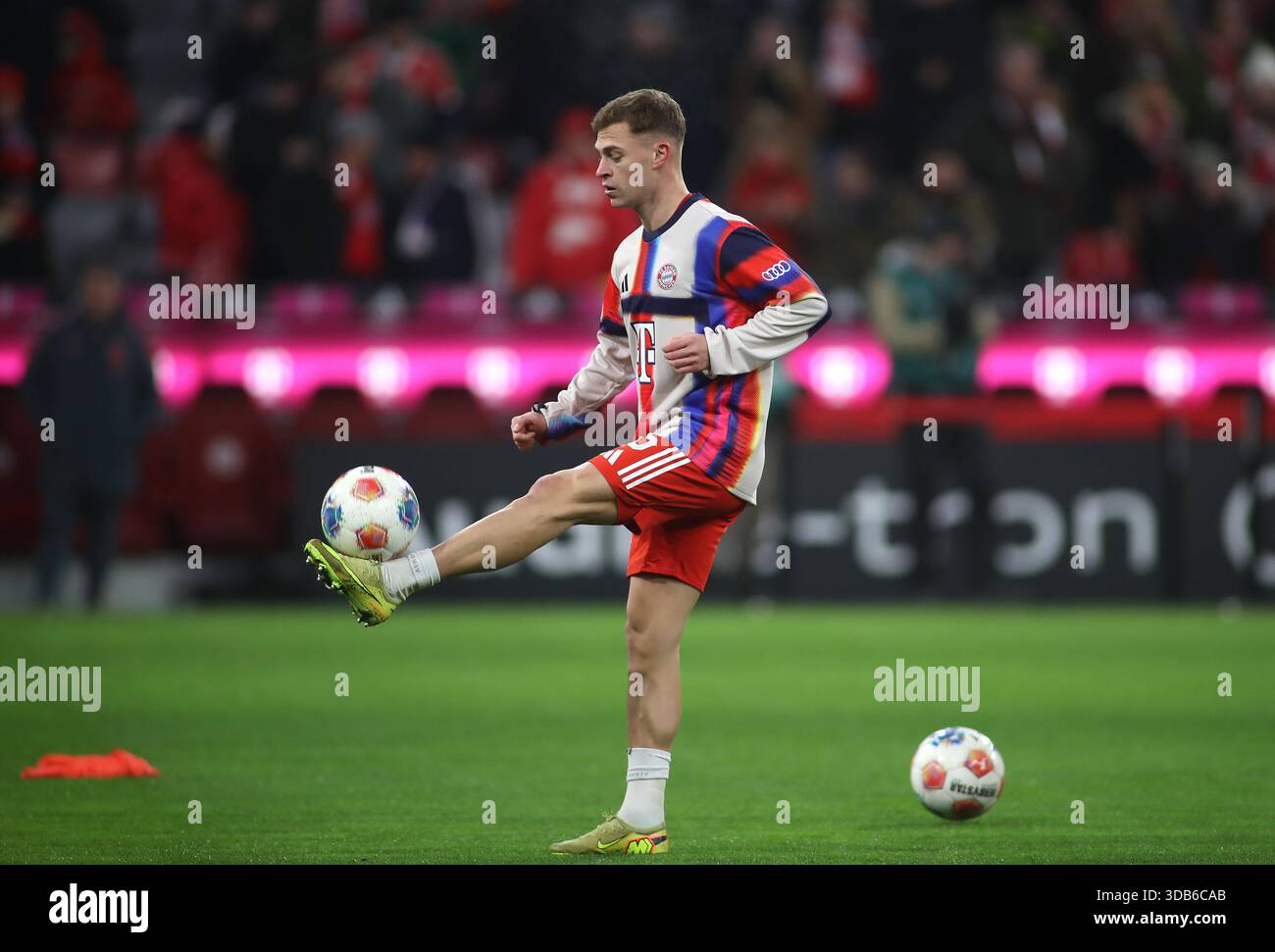 Football, hommes, Bundesliga [Bundesliga], saison 2025/2026, FC FC Bayern Munich - 1.FSV FSV Mainz 05, Allianz Arena Joshua Kimmich (FC Bayern Munich) jouant avec un ballon pendant l'échauffement DFB, DFL règlementations interdisent toute utilisation de photographies comme image sequ Banque D'Images