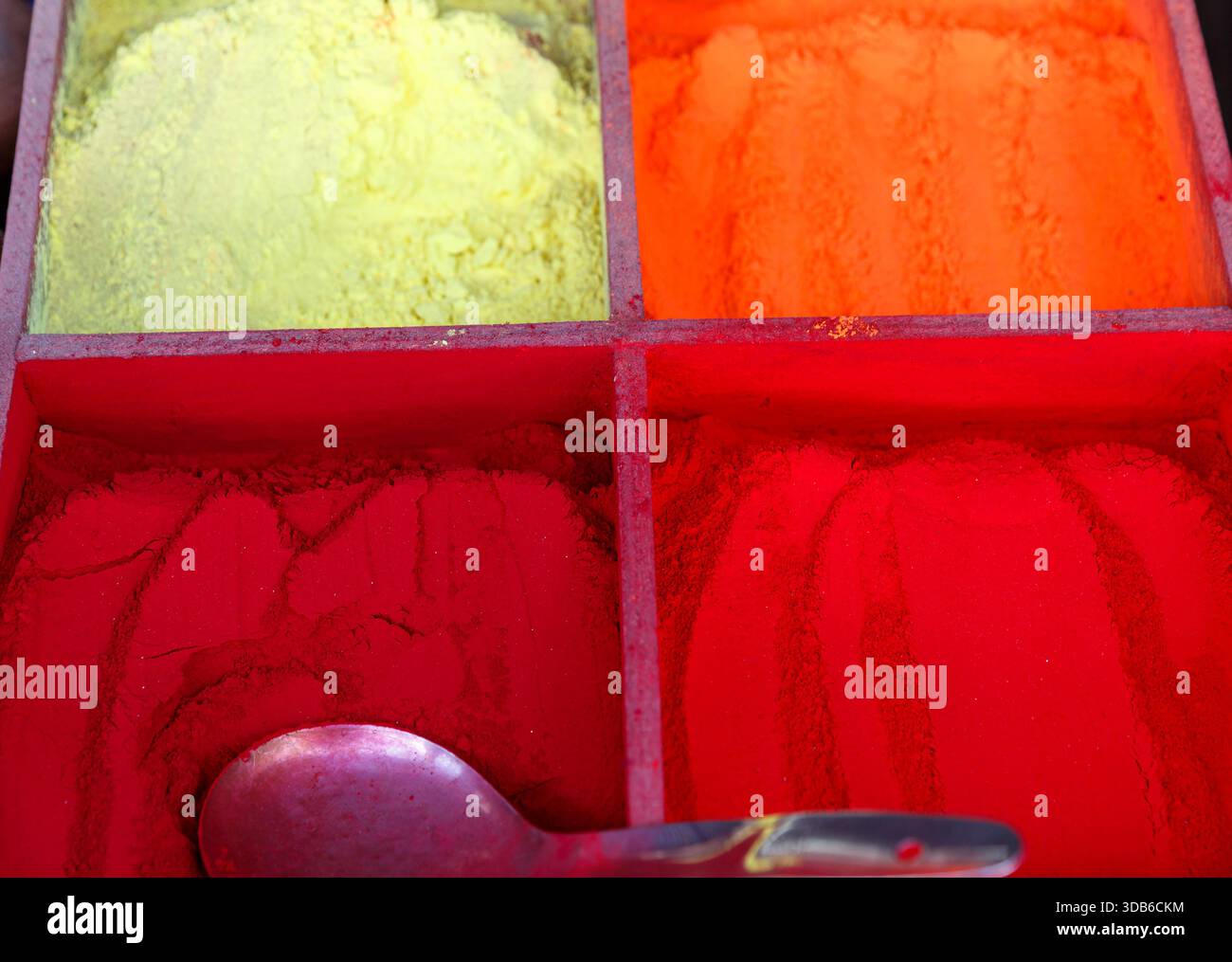 Pigments en poudre colorés exposés sur un marché local au Népal avant le festival Holi, symbolisant la célébration, la tradition et la culture vibrante. Banque D'Images