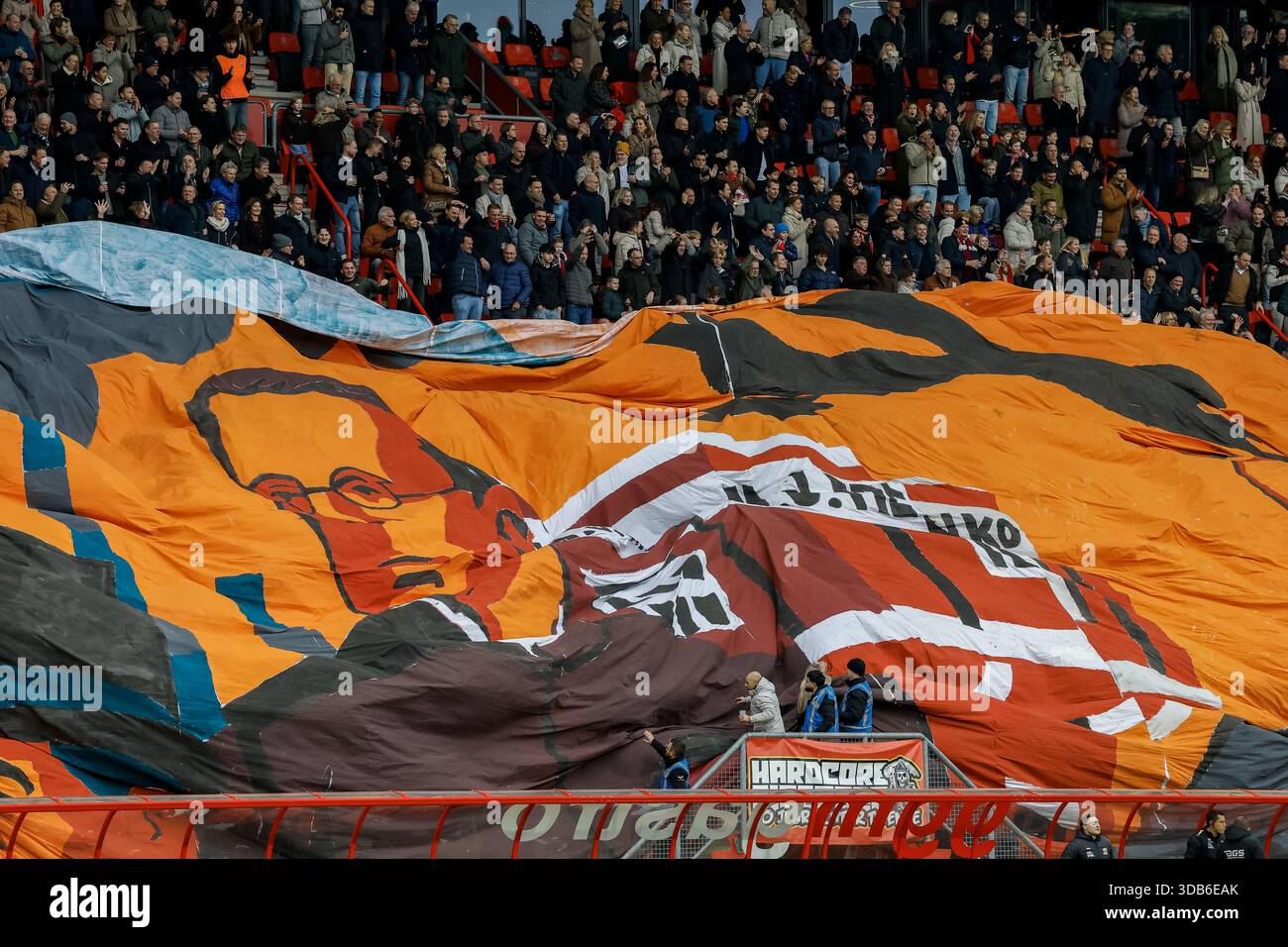 ENSCHEDE - image atmosphérique de l'action de style Art déco célébrant le 700e anniversaire de la ville d'Enschede lors du match néerlandais Eredivisie entre le FC Twente et Go Ahead Eagles au stade de Grolsch Veste le 14 décembre 2025, à Enschede, aux pays-Bas. ANP VINCENT JANNINK Banque D'Images