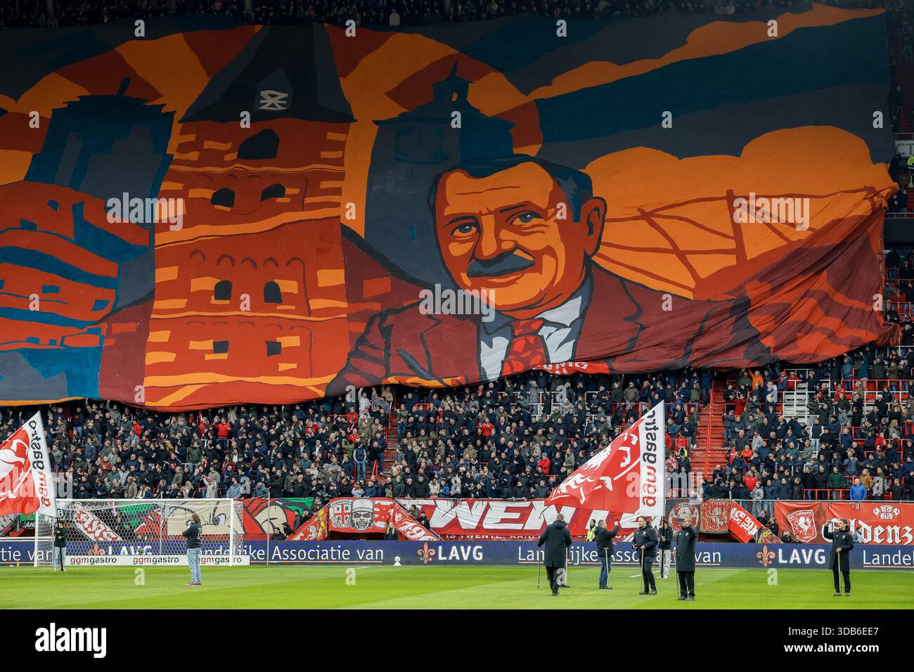 ENSCHEDE - image atmosphérique de l'action de style Art déco célébrant le 700e anniversaire de la ville d'Enschede lors du match néerlandais Eredivisie entre le FC Twente et Go Ahead Eagles au stade de Grolsch Veste le 14 décembre 2025, à Enschede, aux pays-Bas. ANP VINCENT JANNINK Banque D'Images