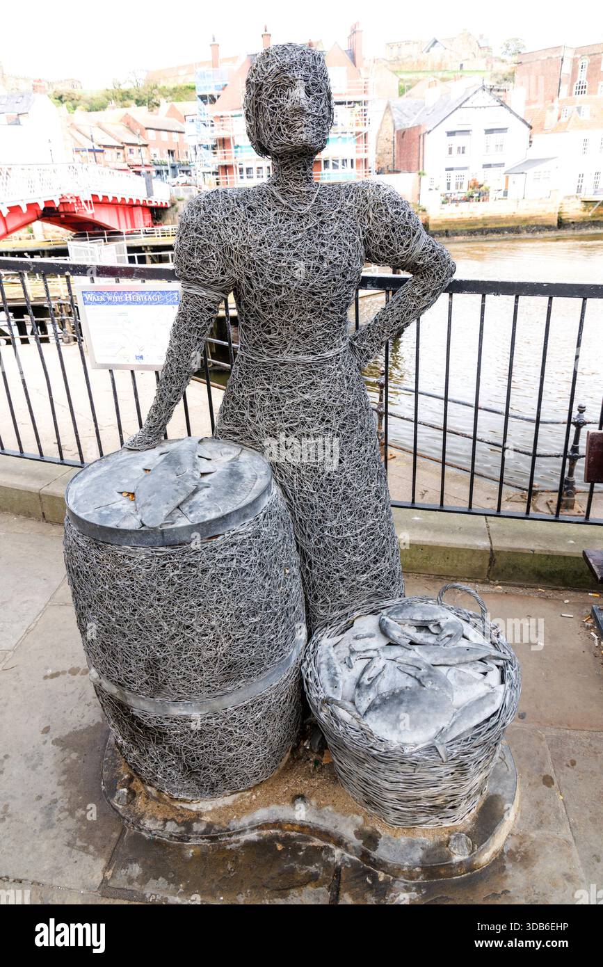 Sculpture en fil de fer Fish Wife par Emma Stothard, Whitby, Yorkshire, Angleterre, Royaume-Uni Banque D'Images