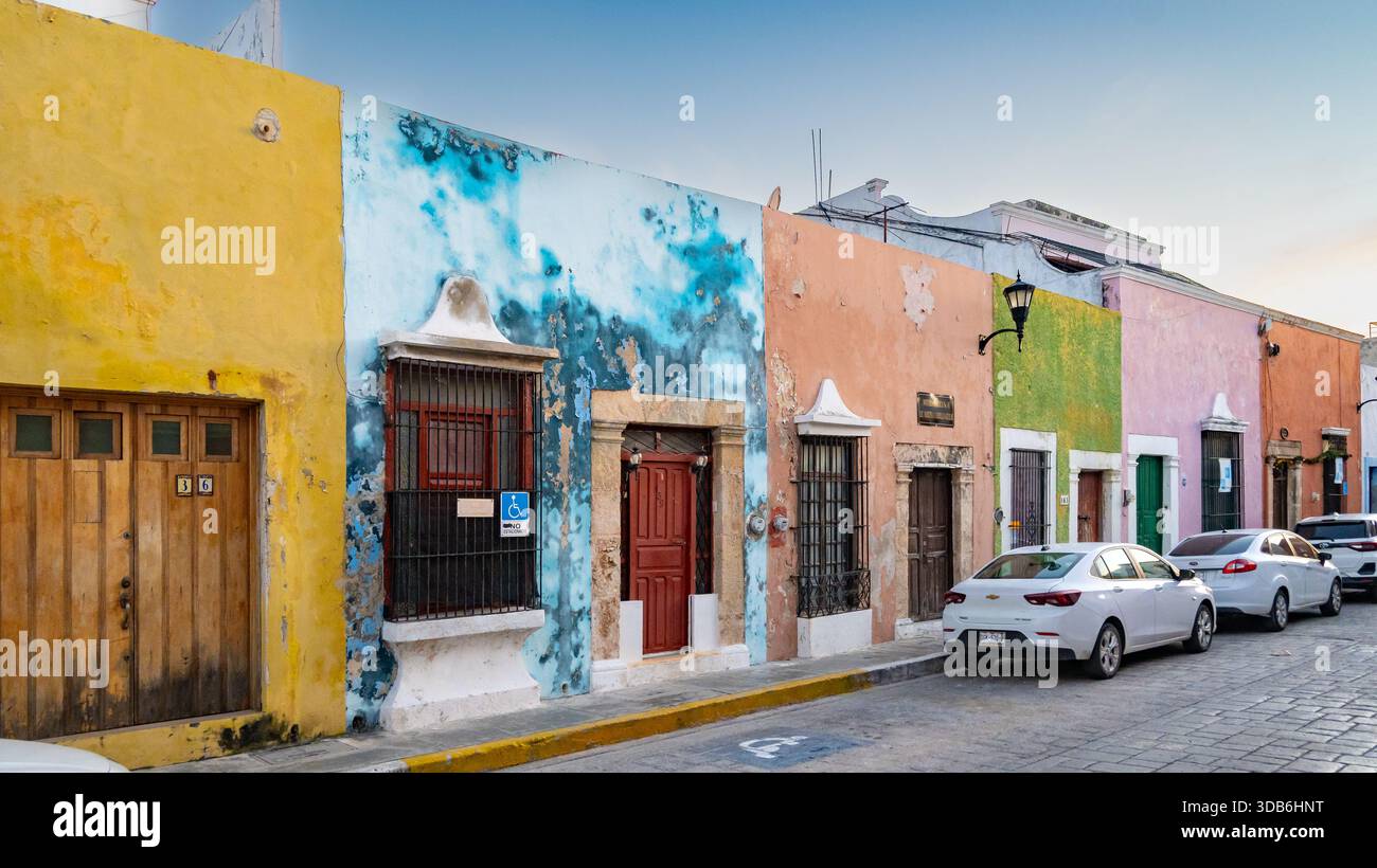 Campeche, Mexique, rangée de maisons coloniales colorées aux façades altérées dans la ville historique de Campeche, Banque D'Images