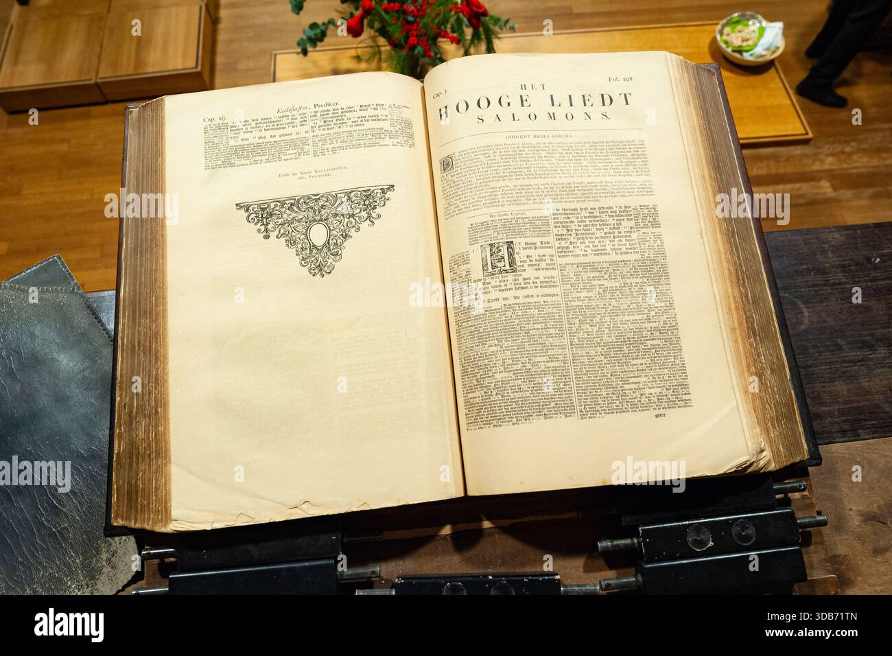 Open Dutch Staten Bible (Néerlandais : Statenbijbel) sur la chaire de l'église montrant le chant des chants Banque D'Images