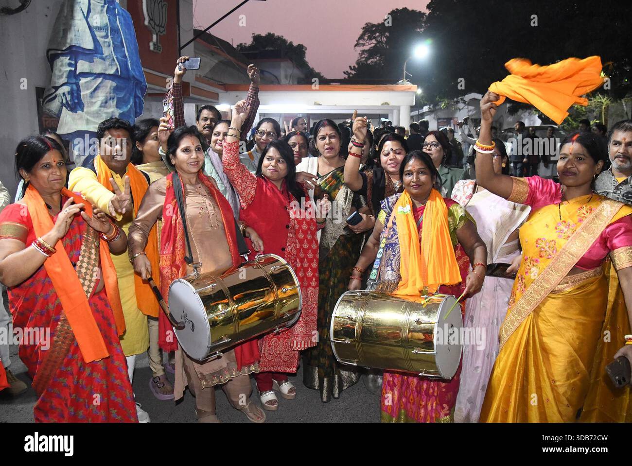 Patna, Inde. 14 décembre 2025. PATNA, INDE - 14 DÉCEMBRE : les travailleurs du BJP célébrant la victoire du parti aux élections locales au Kerala et le ministre du Bihar Nitin Nabin nommé président national du BJP, au bureau du BJP le 14 décembre 2025 à Patna, Inde.(photo de Santosh Kumar/Hindustan Times/Sipa USA ) crédit : Sipa US/Alamy Live News Banque D'Images