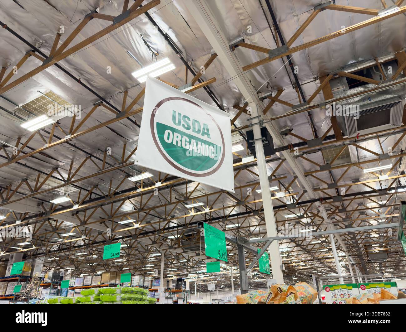 Los Angeles, Californie, États-Unis - 09-30-2023, une vue d'une enseigne USDA Organic, suspendue au-dessus de plusieurs allées de produits alimentaires, au magasin. Banque D'Images