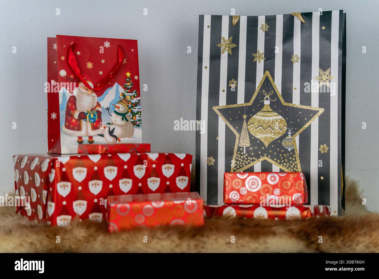 Une sélection de cadeaux de Noël avec diverses décorations festives colorées Banque D'Images