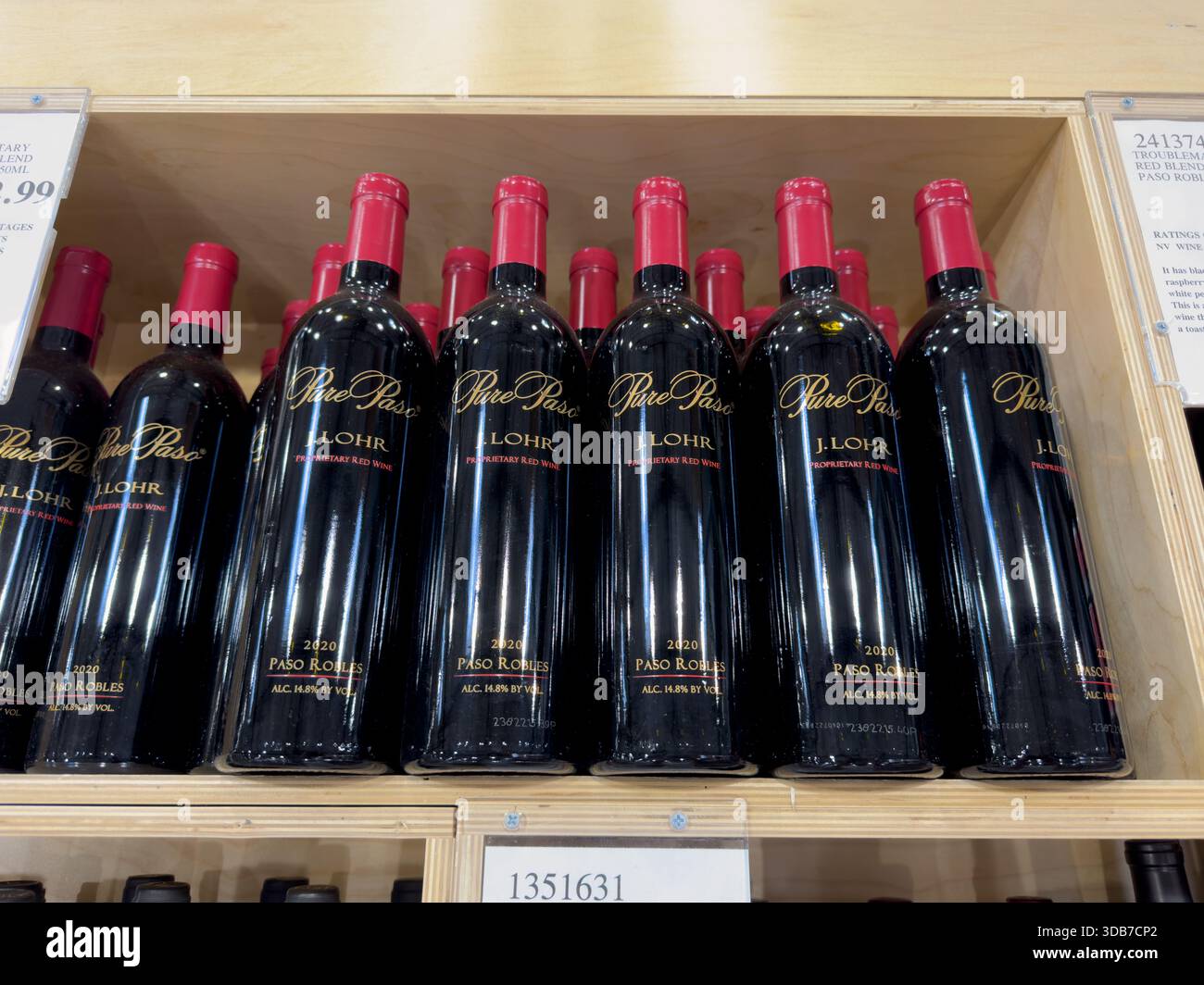 Los Angeles, Californie, États-Unis - 30-09-09 2023 : vue de plusieurs bouteilles de vin rouge J. Lohr Pure Paso 2020, exposées dans une épicerie locale. Banque D'Images