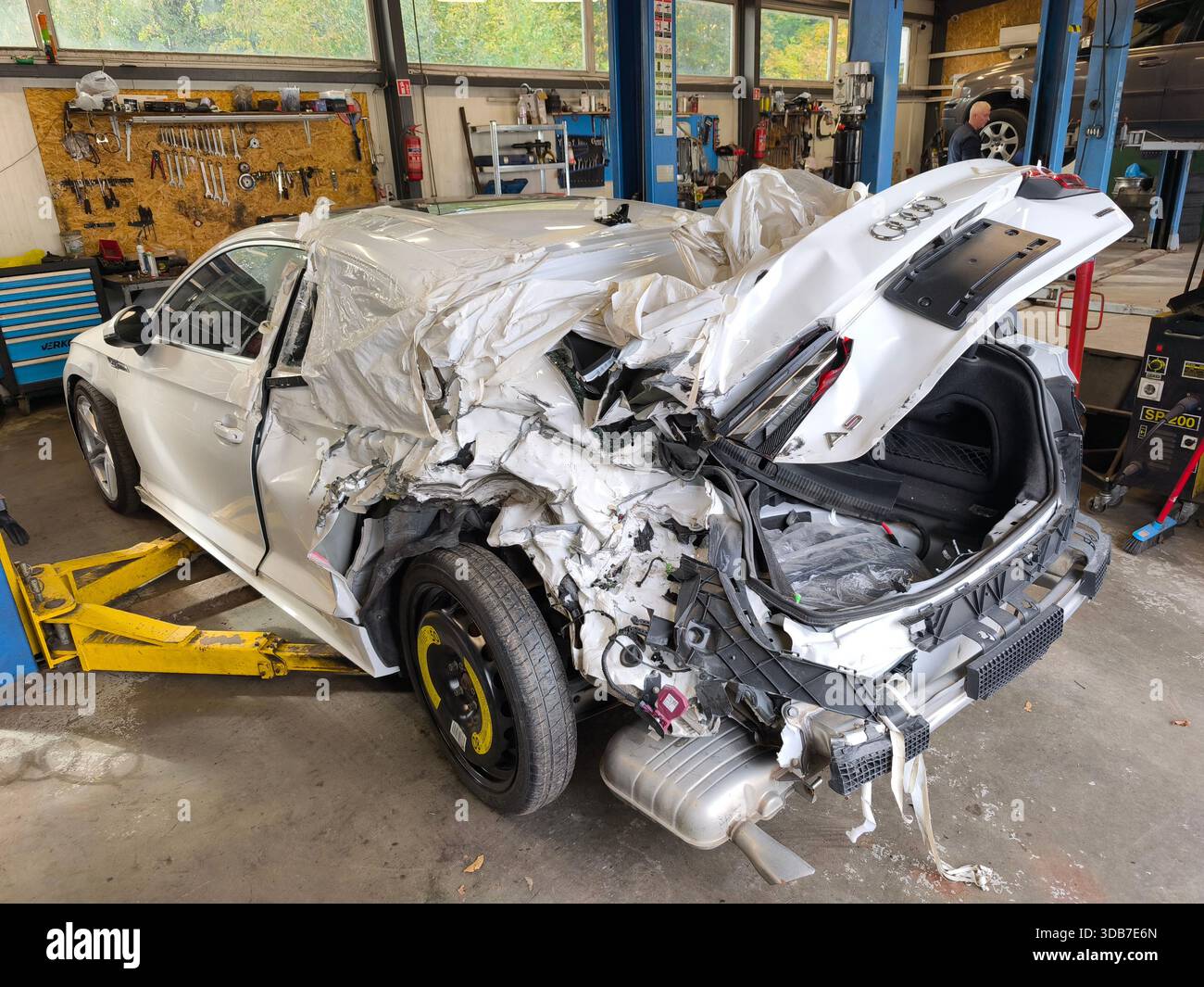 Vilnius, Lituanie - 2025-10-07 - Audi A5 voiture blanche avec l'arrière complètement détruit après un accident en atelier Banque D'Images