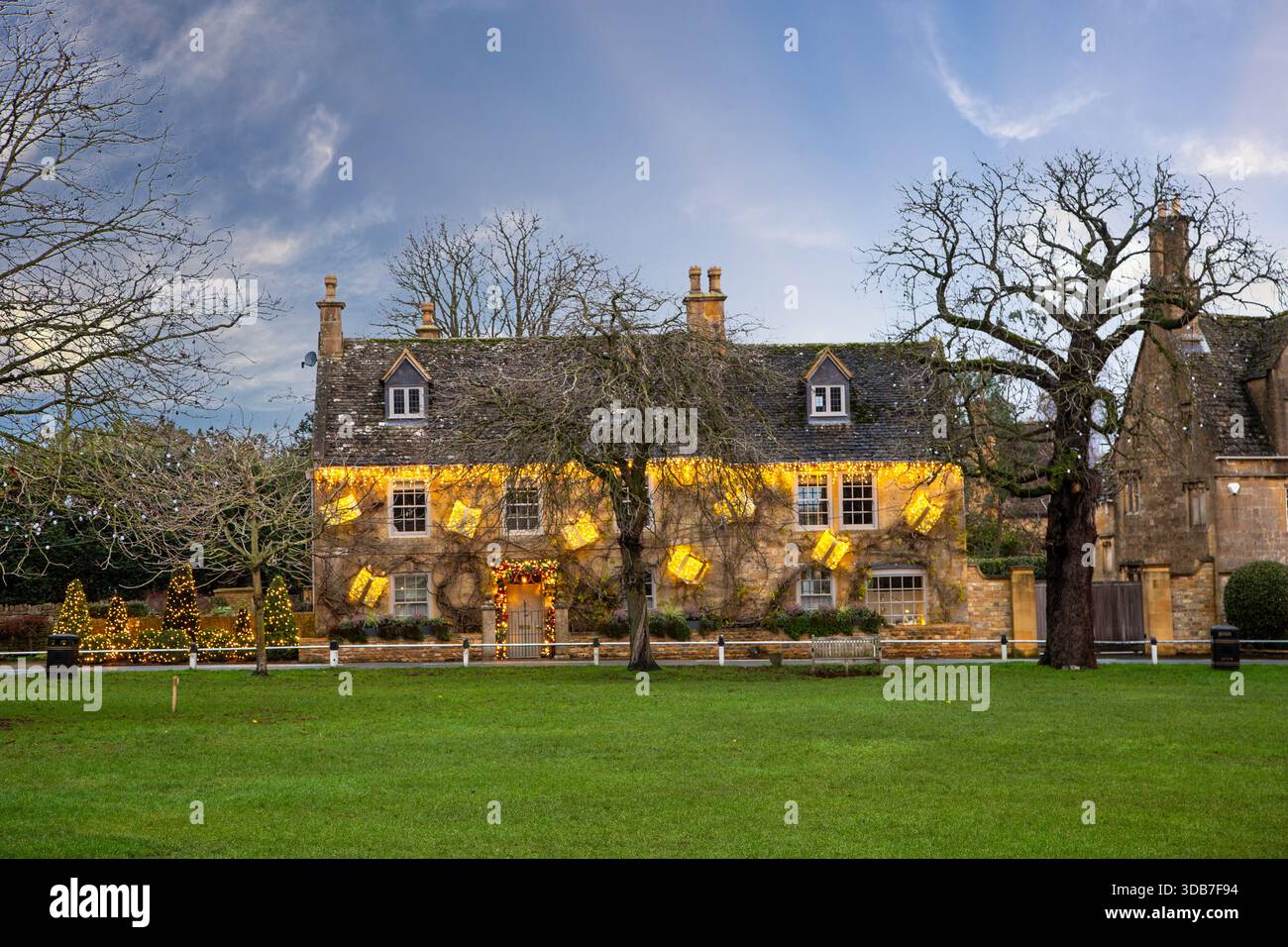Maison dans le Worcestershire du village de Broadway , dans les Cotswolds, qui est bien connu pour ses lumières de Noël pittoresques. Pendant Noël Banque D'Images