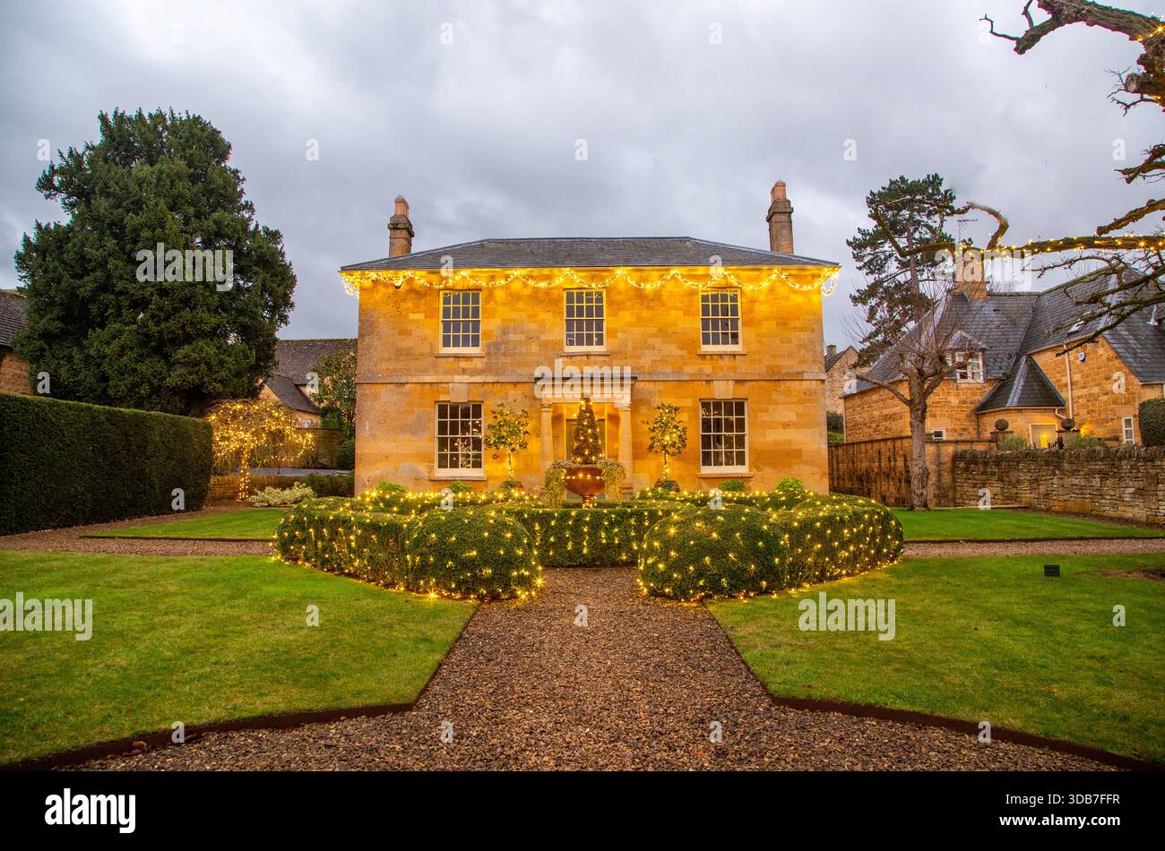 Maison dans le Worcestershire du village de Broadway , dans les Cotswolds, qui est bien connu pour ses lumières de Noël pittoresques. Pendant Noël Banque D'Images