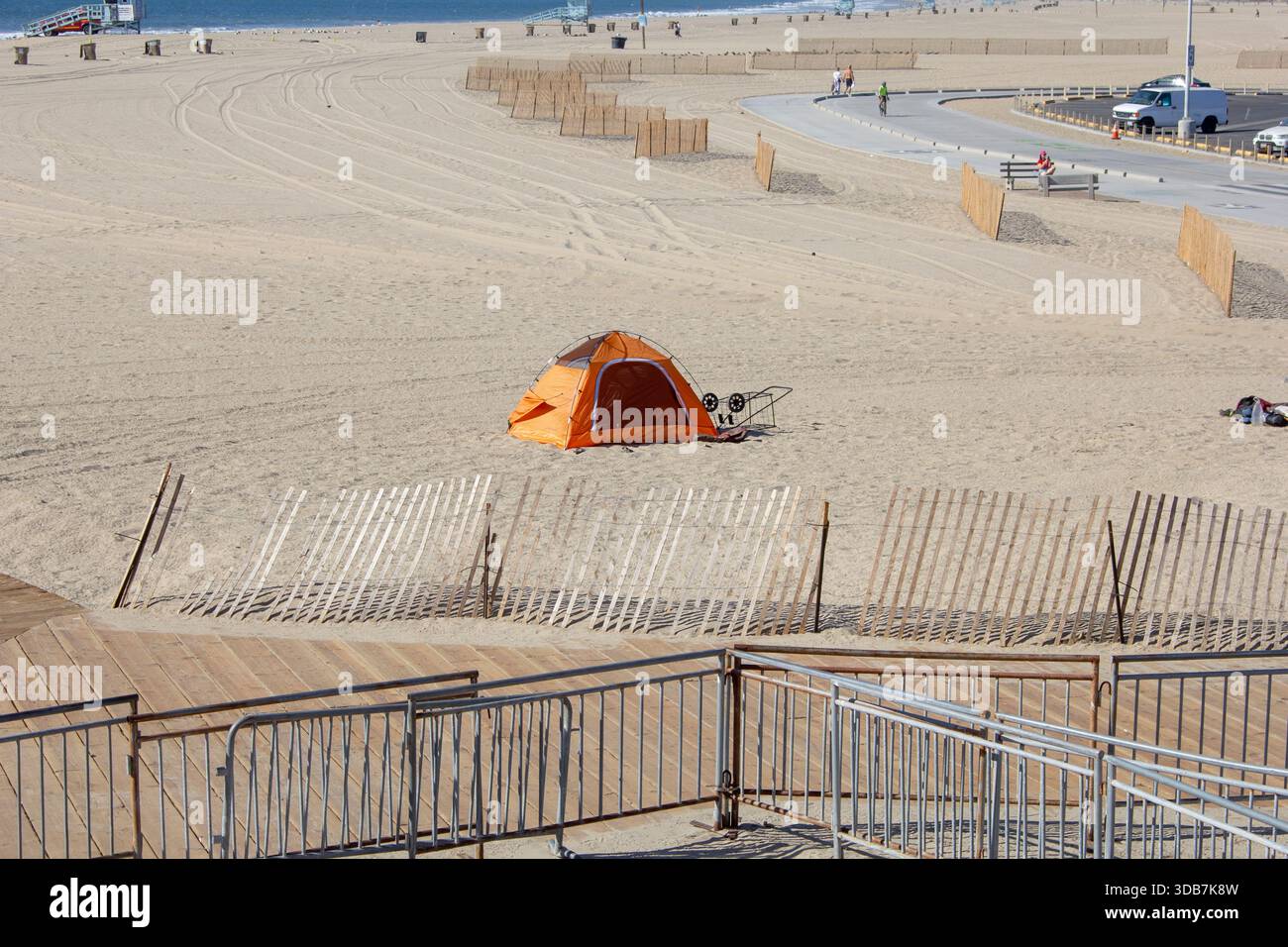 Santa Monica, California, États-Unis - 30-09-2023 : vue d'une tente installée sur la plage. Banque D'Images